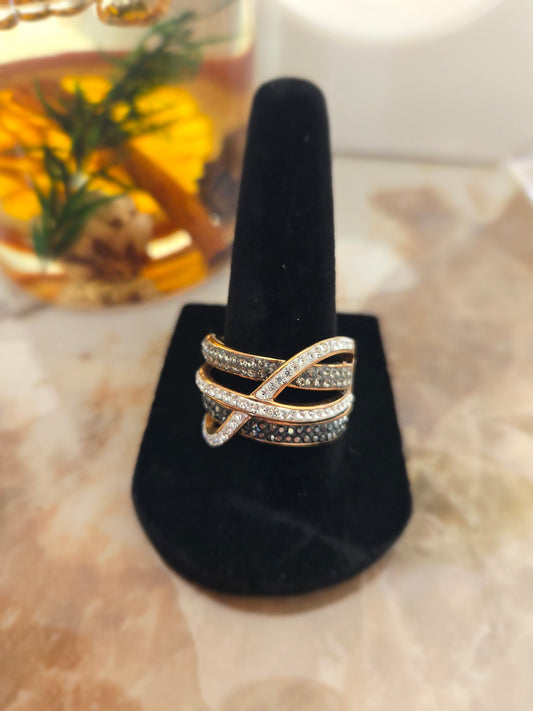 Bague  couleur or rose avec pierres noires et blanches