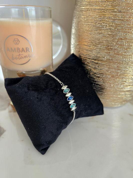 Bracelet argenté avec pierres colorées