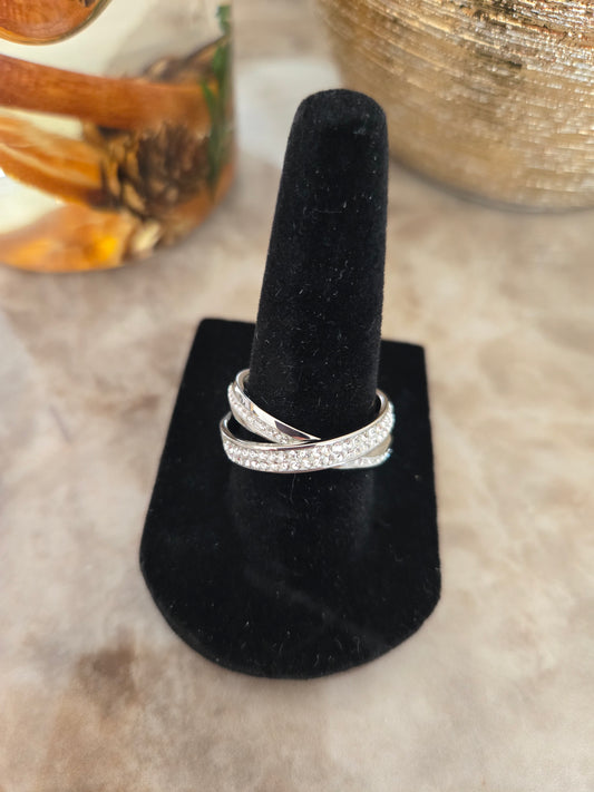 Bague argentée avec pierres blanches