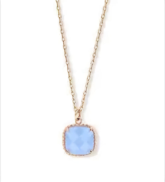 Collier couleur or rose avec pierres bleues