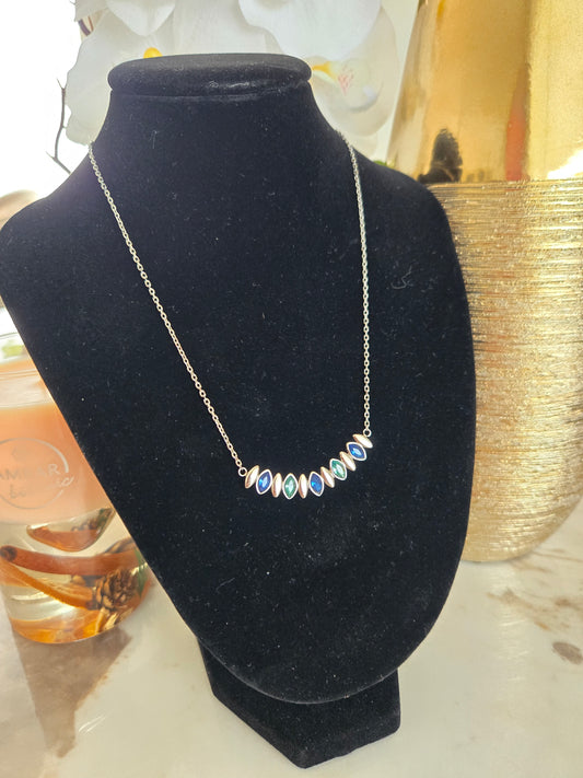 Collier argenté avec pierres colorées