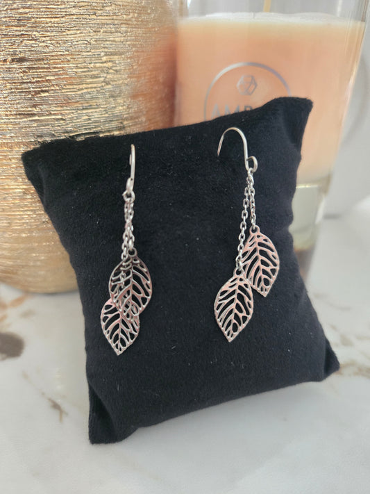 Boucles d'oreilles Victoria argentées à motifs de feuilles