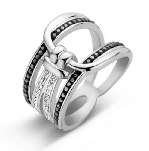 Bague argentée avec pierres noires et blanches