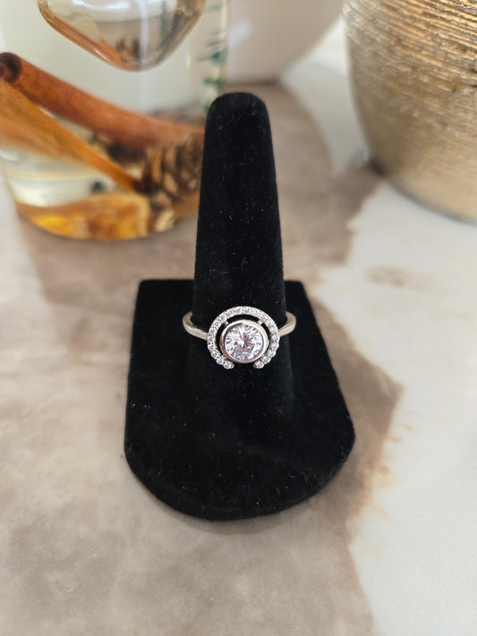 Bague argentée avec pierres blanches
