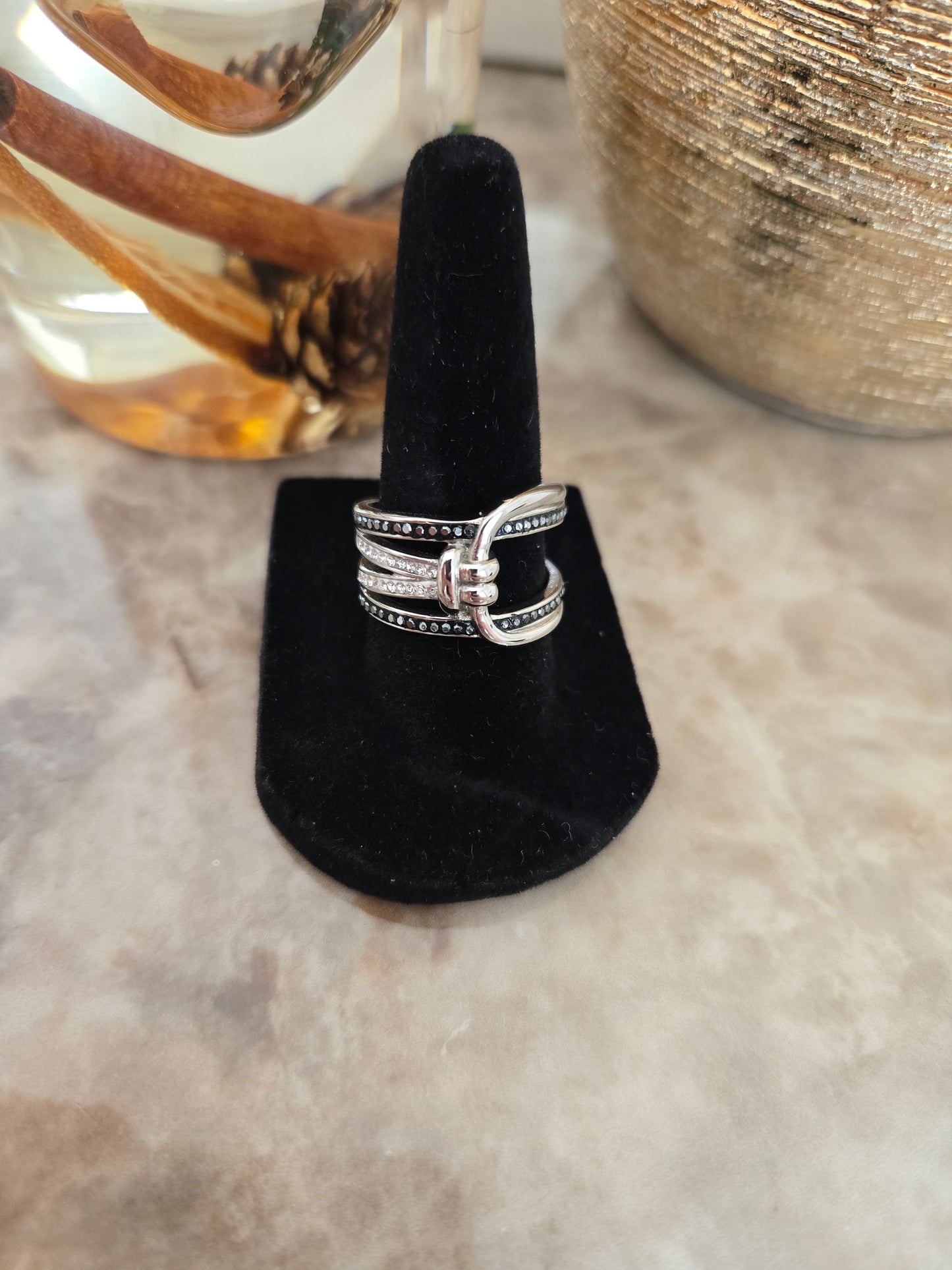 Bague argentée avec pierres noires et blanches
