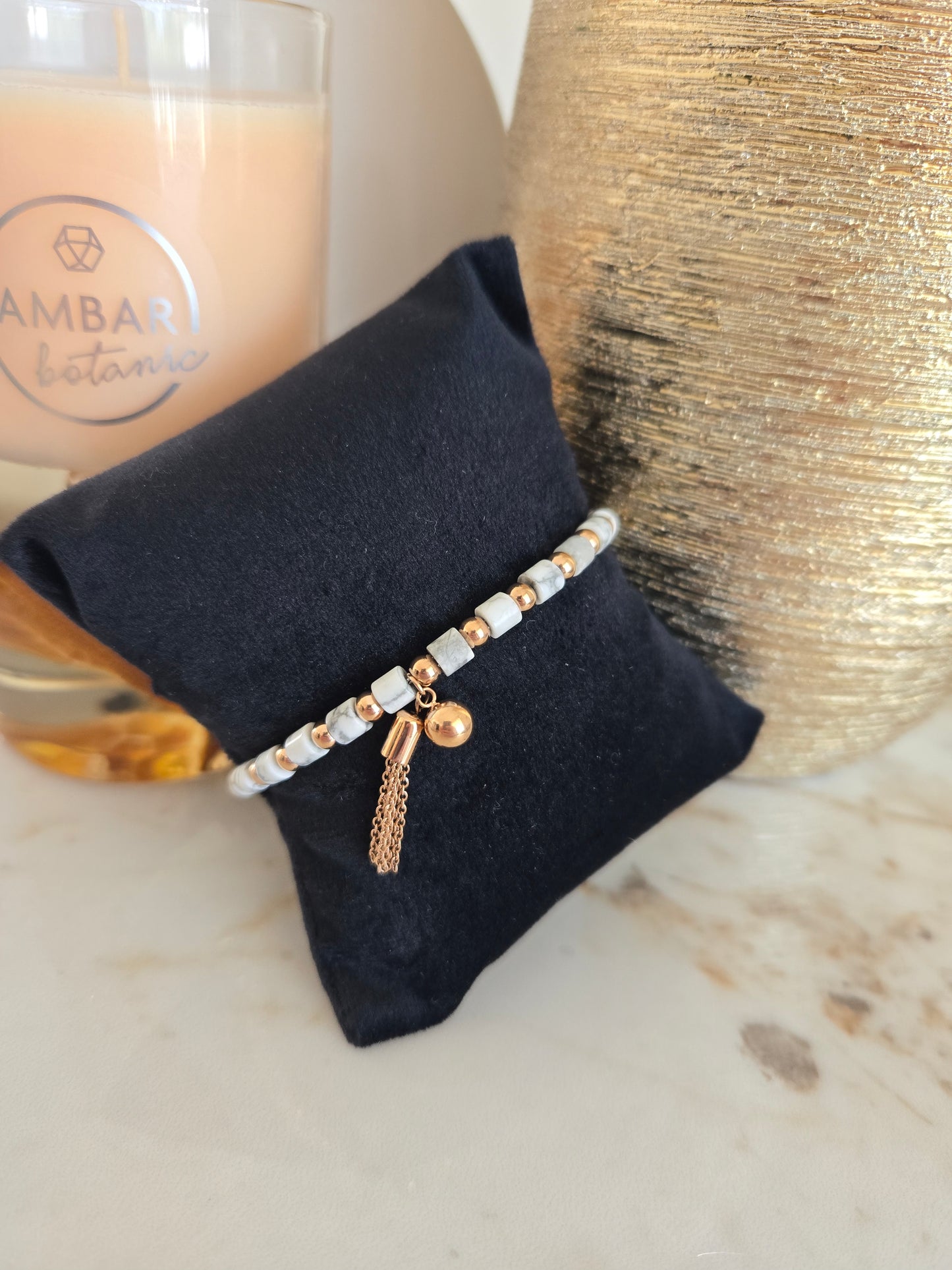 Bracelet en perles blanches couleur or rose